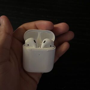 Airpods Gen 1 (DM TO BUY PARTS SEPERATE FOR CHEAPER)